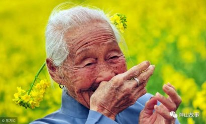 神山孝子賈貴虎伺候癱瘓老母親感動(dòng)世人